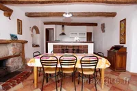 Salle à manger voûtée avec grande table en bois pour les repas de groupe