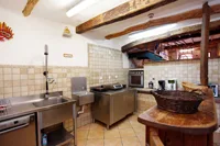 Cuisine équipée moderne avec plaques de cuisson, hotte et plan de travail