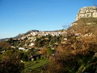 Vue d'ensemble du village perché de Saint-Jeannet adossé au relief des Baous