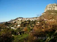 Vue d'ensemble du village perché de Saint-Jeannet adossé au relief des Baous