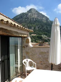 Terrasse extérieure avec vue dégagée sur le Baou de Saint-Jeannet