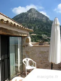 Terrasse extérieure avec vue dégagée sur le Baou de Saint-Jeannet