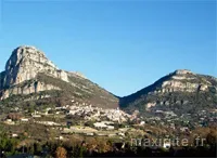 Vue sur les deux sommets rocheux des Baous depuis les hauteurs du village