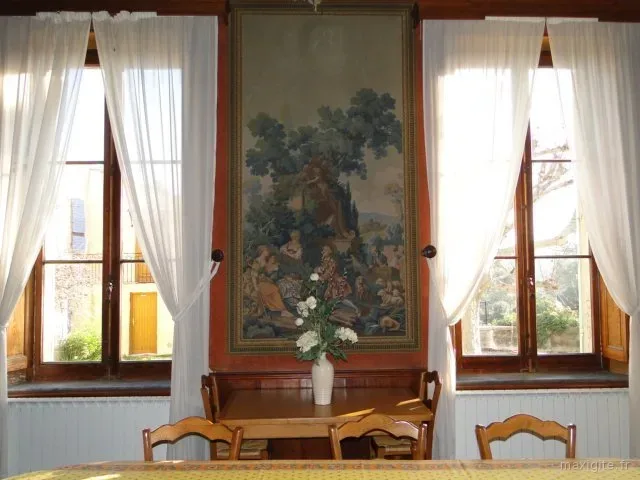 Salon voûté orné de tapisseries anciennes et boiseries d'origine
