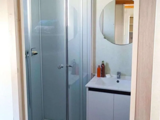 Salle de bain d'un chalet avec douche à l'italienne et double vasque