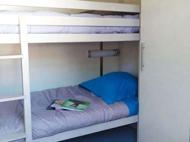 Chambre avec lits superposés dans un chalet, rangement intégré
