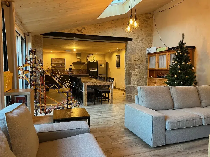 Autre salon avec canapés, cheminée et ambiance cosy pour les soirées