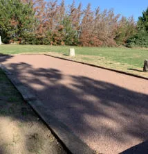 Terrain de pétanque engazonné dans le parc du domaine