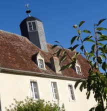 Vue extérieure de la toiture ancienne et de la tourelle du corps de logis