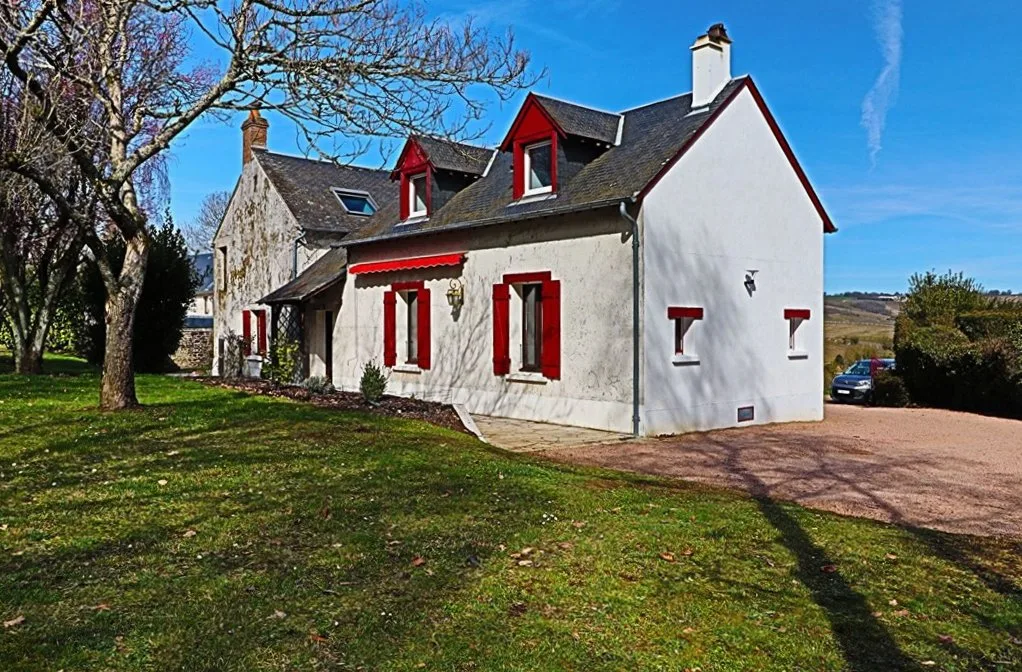 Gîte de groupe Domaine Happy Petit Senais à Crézancy-en-Sancerre — Façade du gîte Cottage aux volets rouges avec pelouse et allée gravillonnée, capacité 36 personnes