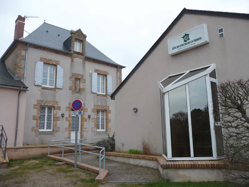 Façade en pierre du gîte du Centre de la France avec parking et jardin
