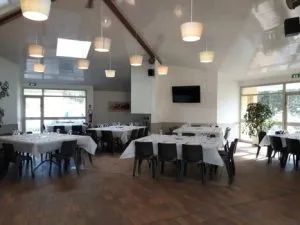 Salle de séminaire aménagée pour les réunions et journées de groupe