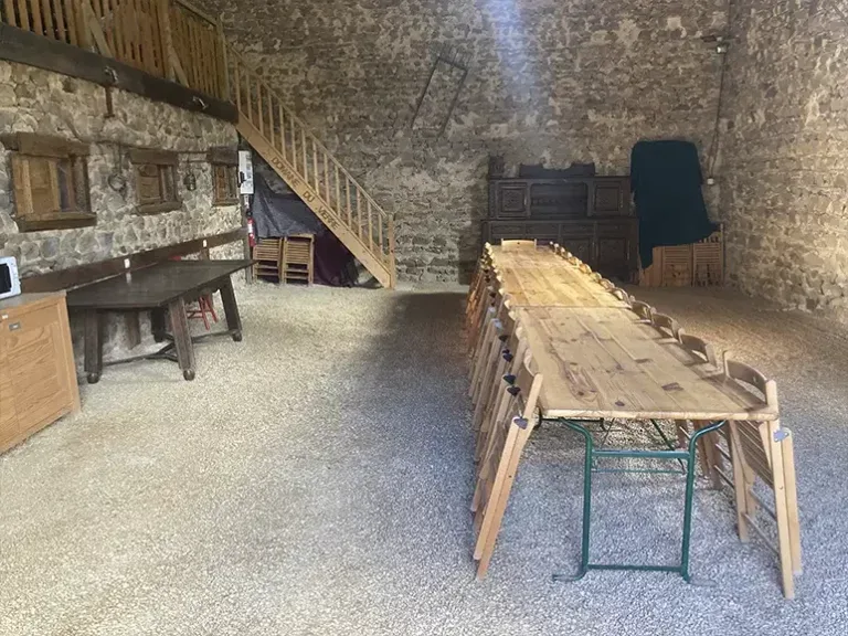 Salle de réception aménagée dans la grange pour les événements