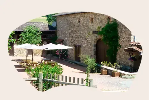 Gîte de groupe Domaine du Vierre à Saint-Victor-sur-Rhins — Cour intérieure de la grange en pierre du Domaine du Vierre, capacité 50 personnes