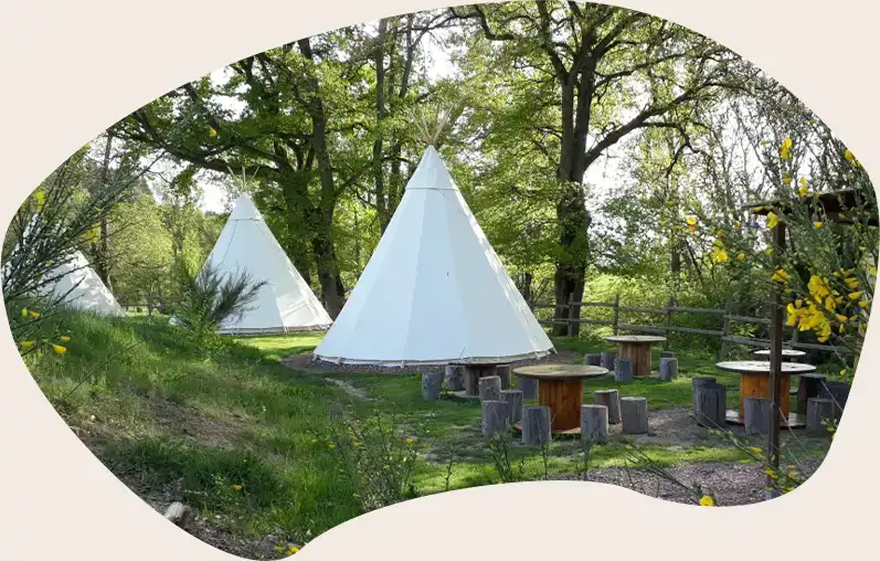 Hébergement insolite en tipi installé dans le domaine