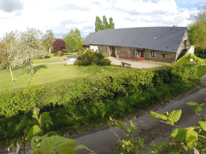 Grand gîte en pierre avec toit d'ardoise et grand jardin, vue sur la Suisse Normande