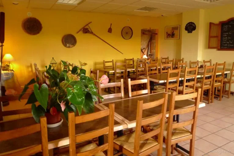 Salle à manger commune avec tables en bois pour accueillir les groupes en pension complète