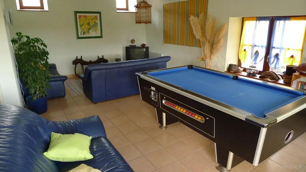 Salon avec billard, espace de détente et de convivialité pour les groupes
