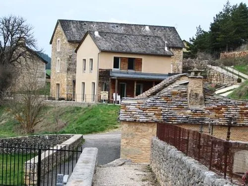 Gîte de groupe Gite La Chazelle à La Canourgue — Façade en pierre du gîte La Chazelle avec toit à double pente et muret en pierres sèches, capacité 24 personnes