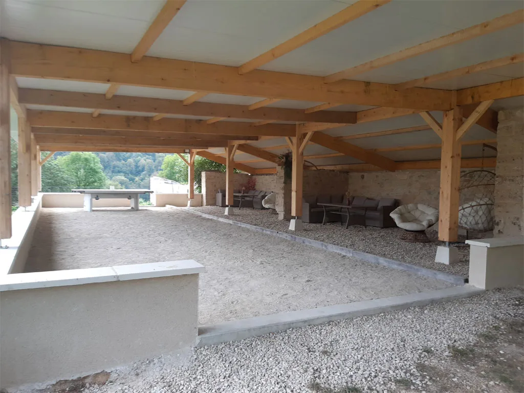 Grange aménagée en salle de réception avec charpente apparente pour événements de groupe