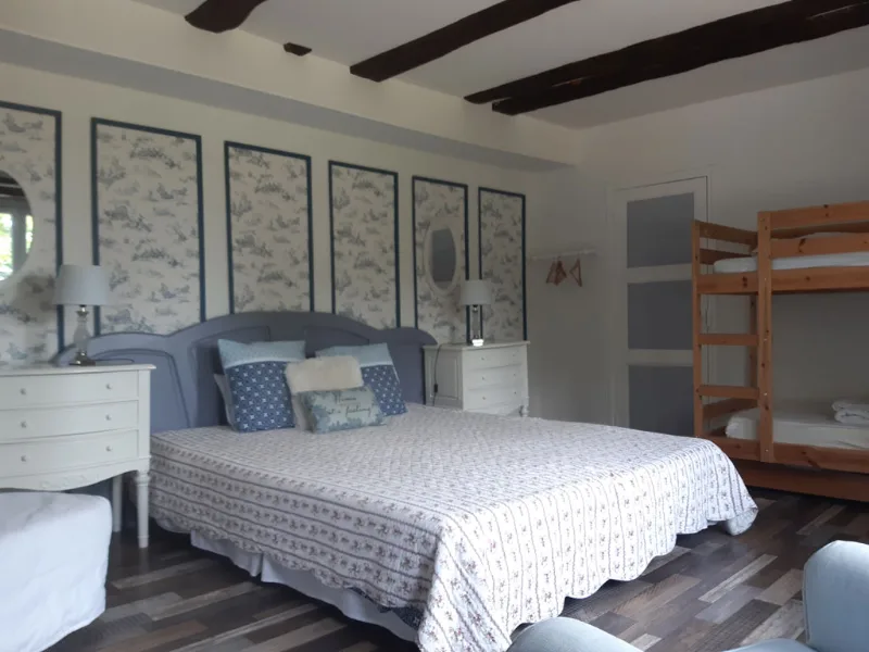 Chambre avec lits superposés, adaptée à l'accueil d'enfants ou de grands groupes