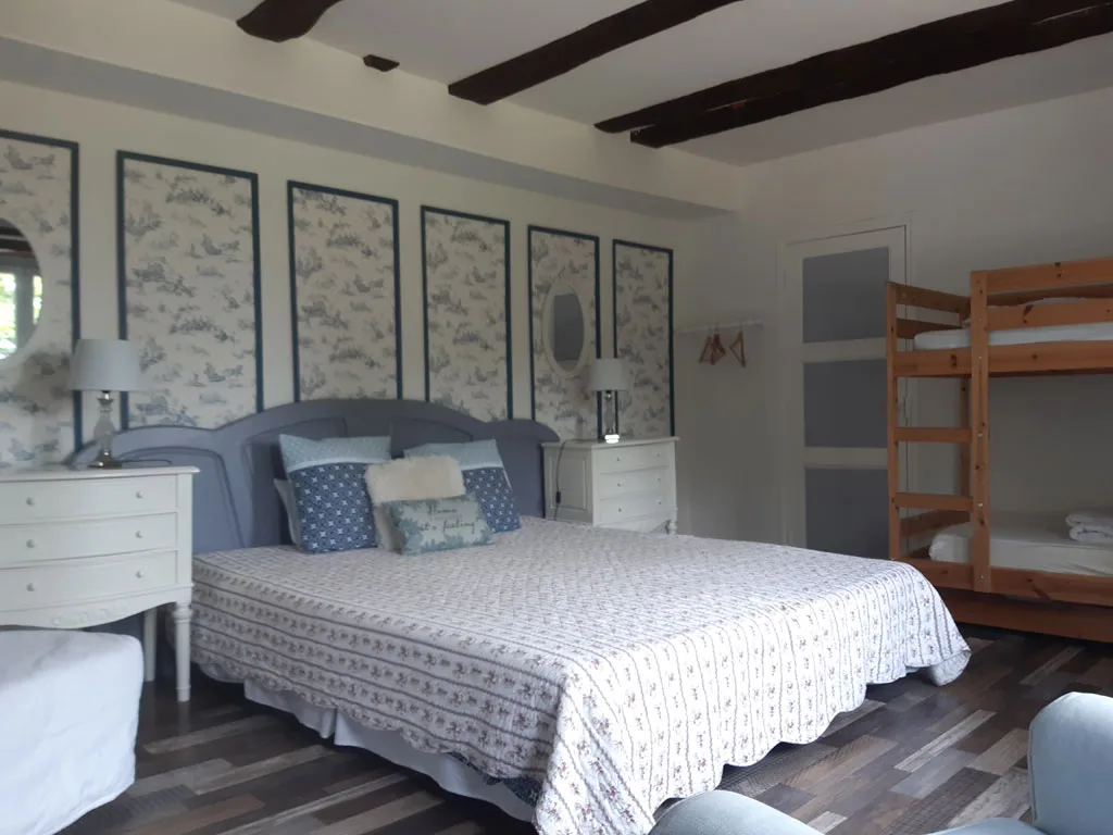 Chambre avec lits superposés, adaptée à l'accueil d'enfants ou de grands groupes