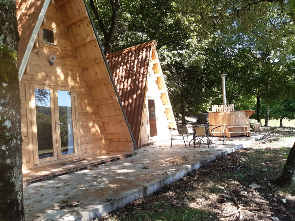 Chalet tipi en bois avec bain finlandais extérieur, hébergement atypique pour cinq personnes