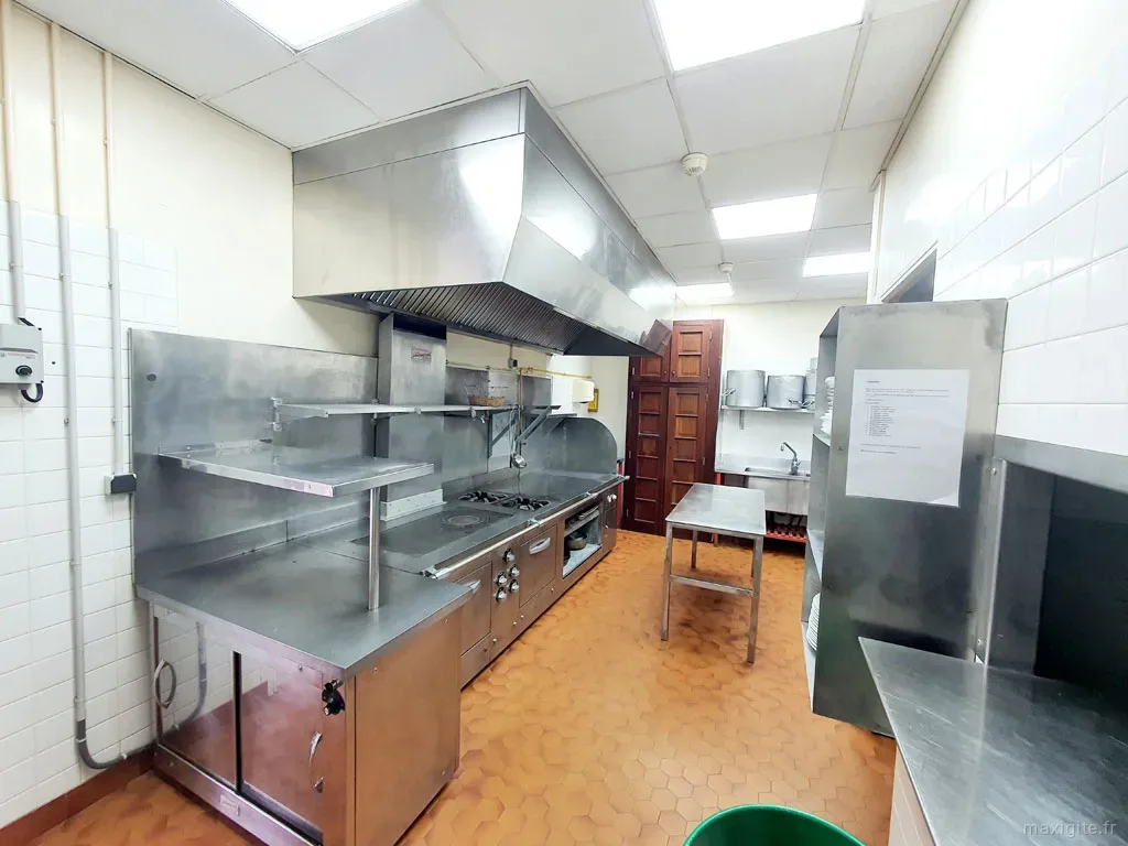 Cuisine professionnelle entièrement équipée de type restaurant