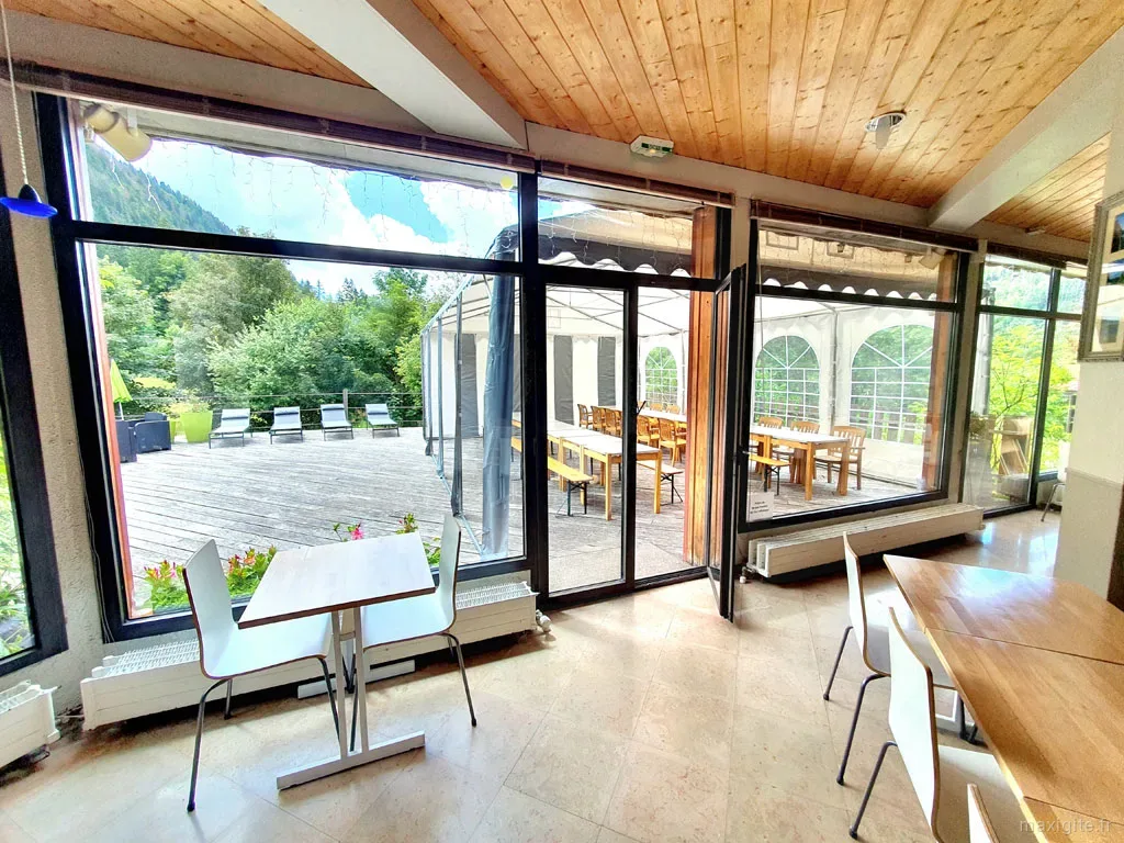 Terrasse vitrée avec vue sur la végétation environnante