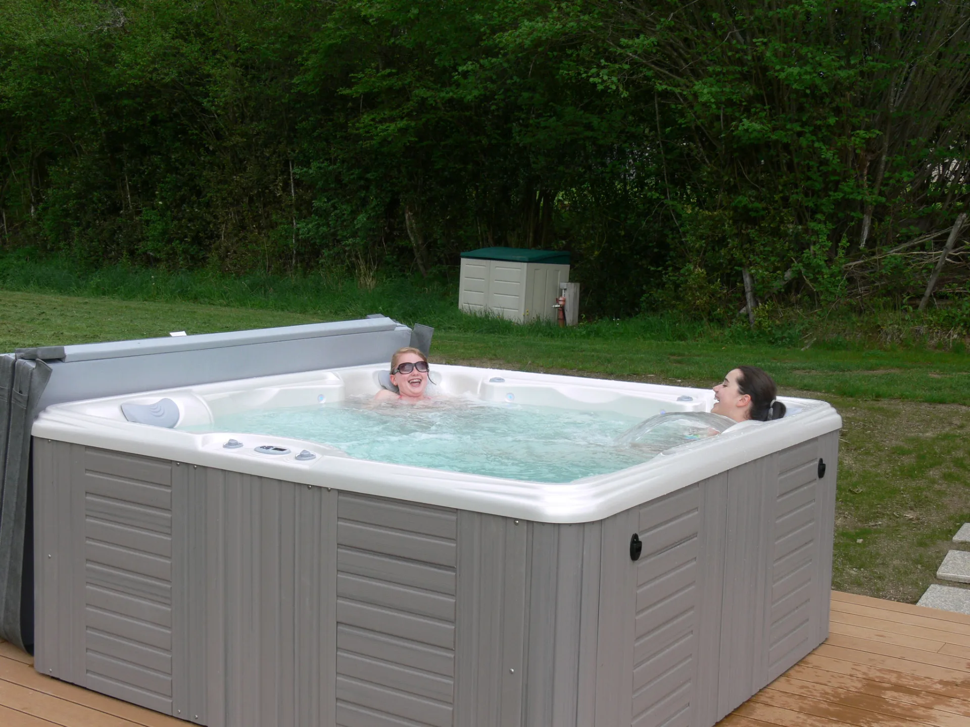 Jacuzzi extérieur entouré de verdure pour se détendre après une journée