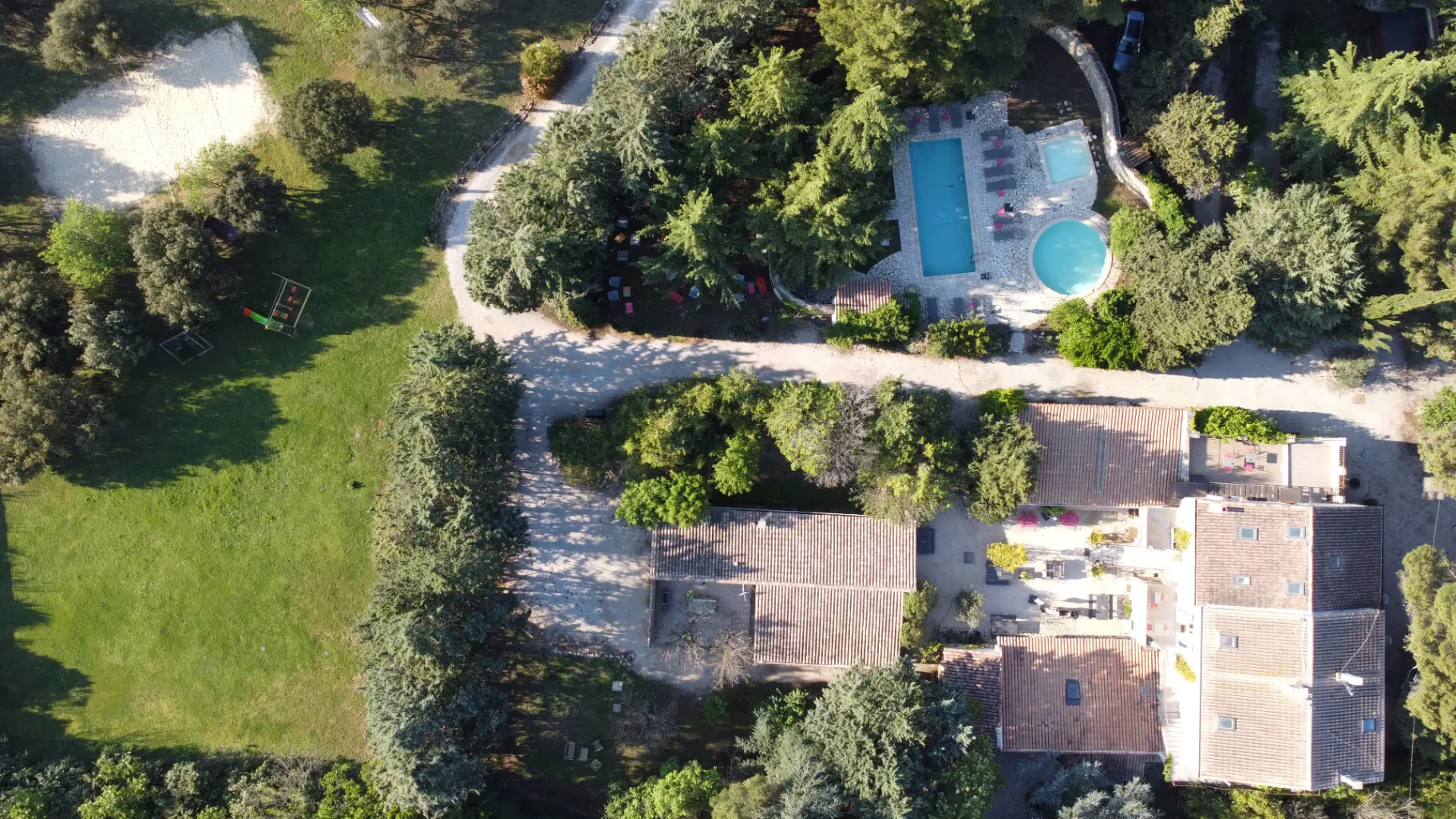 Gîte de groupe Mas Saint-Gens à Carpentras — Vue aérienne du domaine du Mas Saint-Gens avec ses toitures provençales, piscines et grand parc arboré, capacité 45 personnes