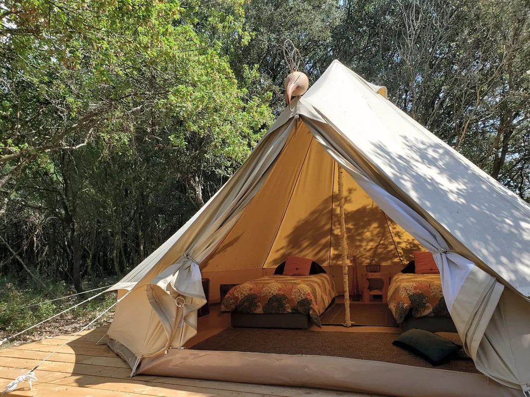 Tipi de luxe installé dans le jardin pour dormir sous les étoiles à la belle saison