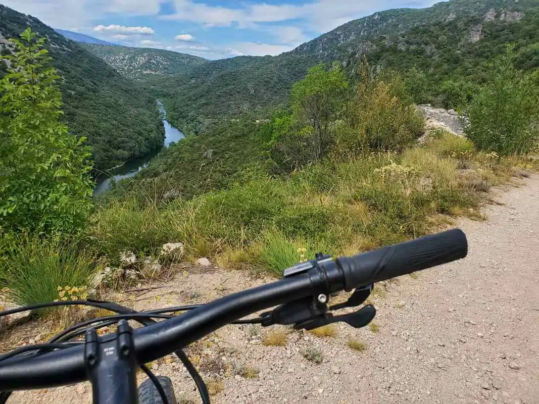 Vue sur les gorges de l'Hérault depuis les sentiers de randonnée et VTT au départ du gîte