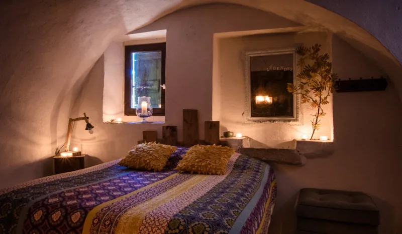 Chambre voûtée avec chauffage au feu de bois et ambiance chaleureuse
