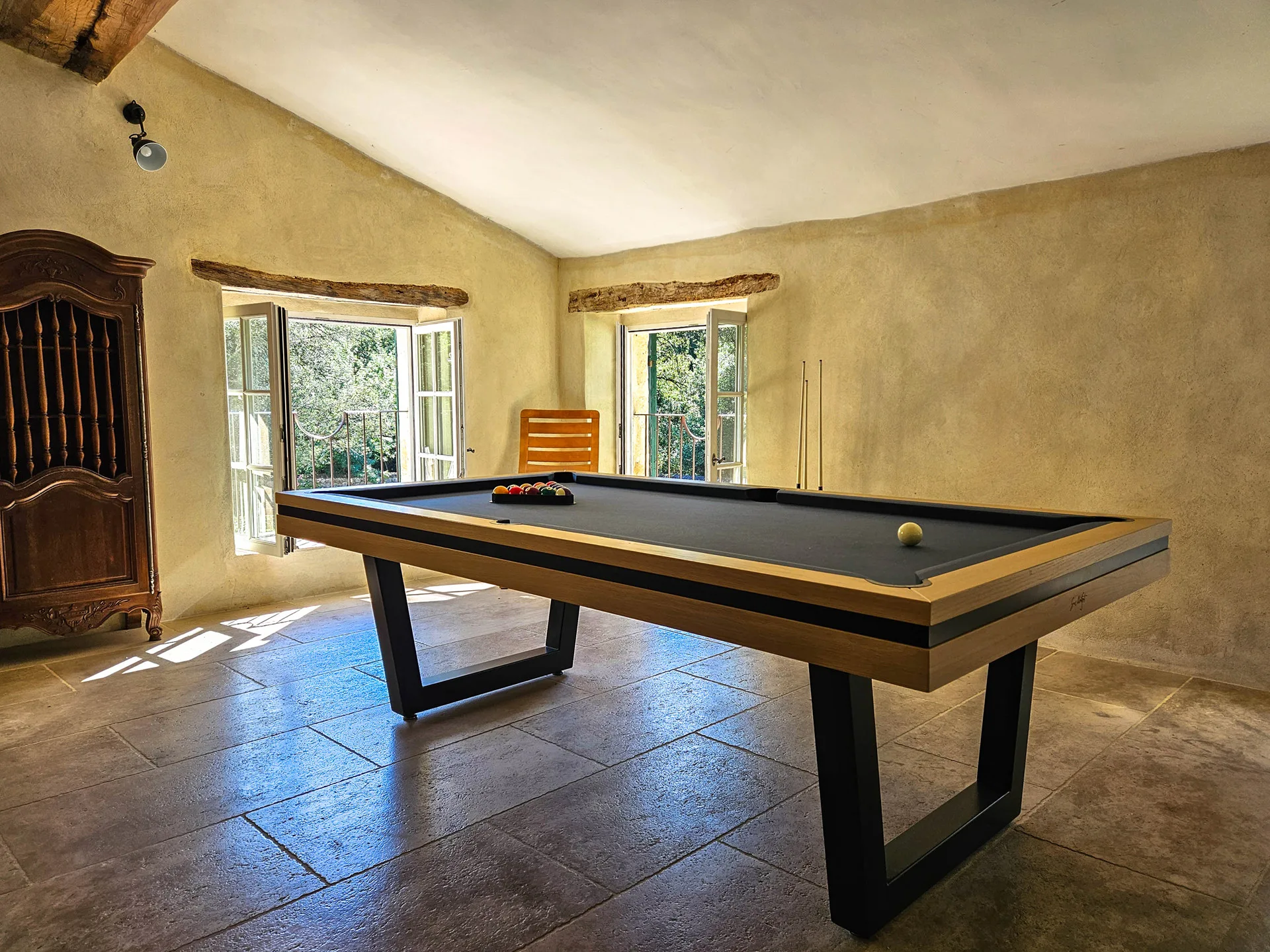 Salon billard à l'étage avec table de billard et fauteuils