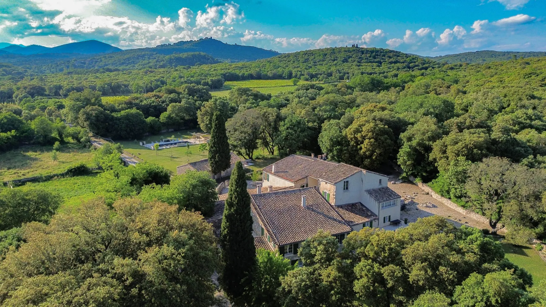 Gîte de groupe Domaine de la Verrerie à Durfort-et-Saint-Martin-de-Sossenac — Vue aérienne du mas et de son domaine boisé de 132 hectares entre Cévennes et Gard, capacité 37 personnes