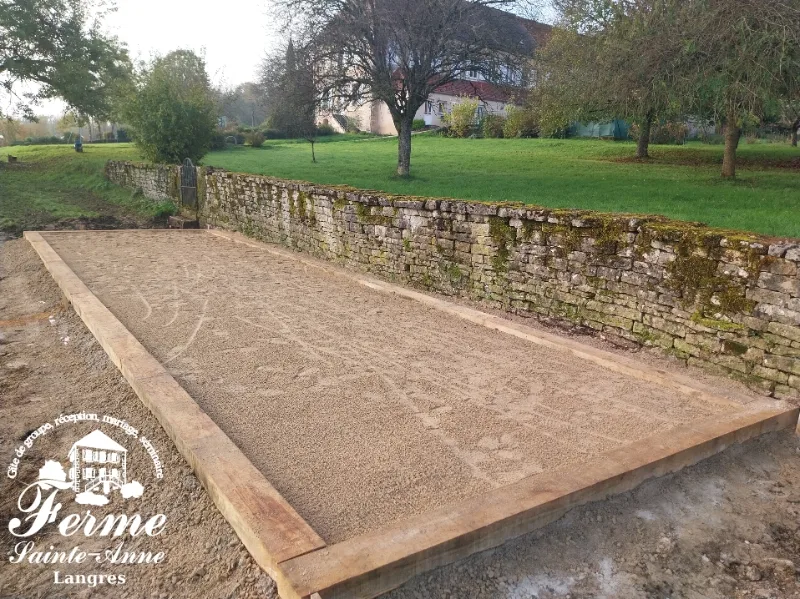 Terrain de pétanque en plein air dans le parc de la Ferme Sainte-Anne à Langres