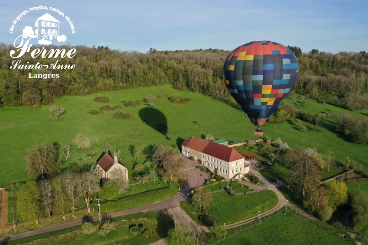 Gîte de groupe Ferme Sainte-Anne à Langres — Vue aérienne du domaine de la Ferme Sainte-Anne à Langres, chapelle et bâtisse en pierre au milieu des prés, capacité 30 personnes