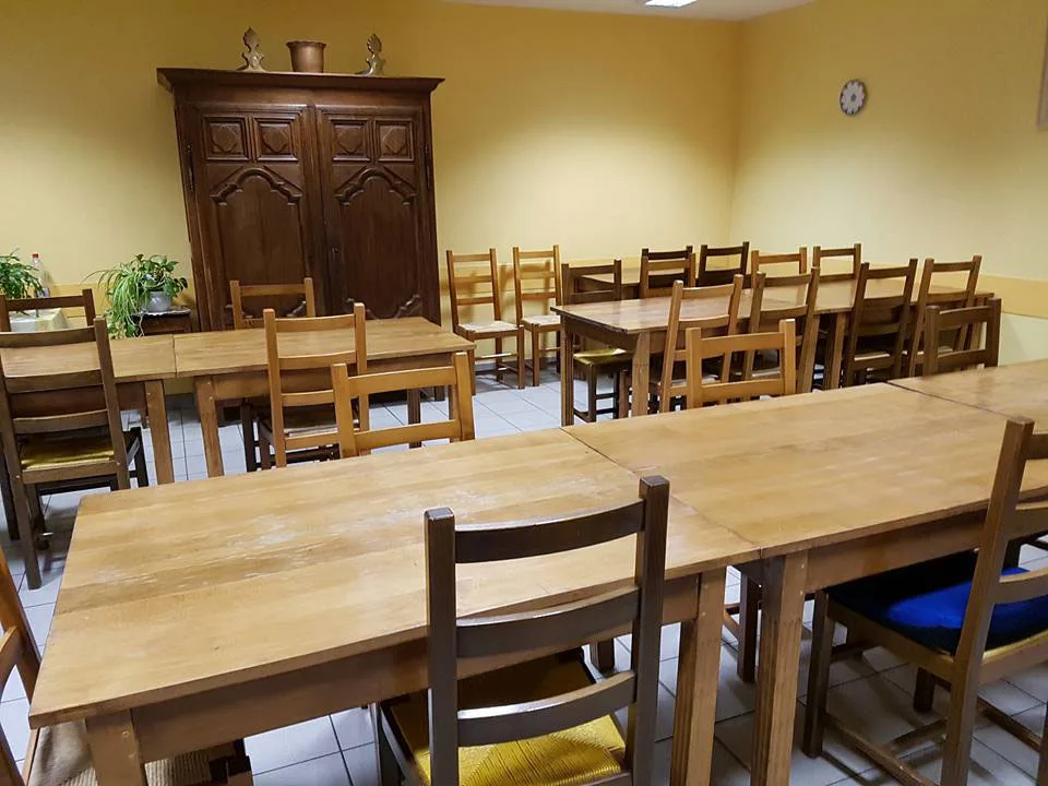 Salle à manger du centre avec tables en bois et chaises pour les repas de groupe
