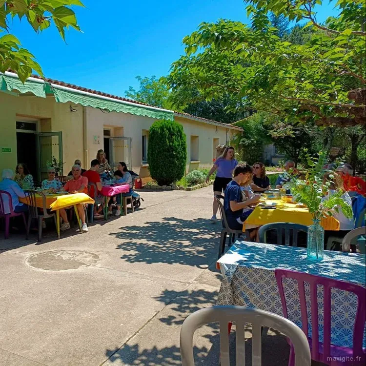 Tables et chaises en terrasse extérieure du Val de l'Hort, idéal pour les repas estivaux