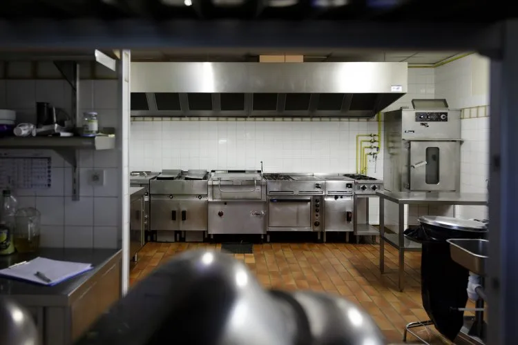 Cuisine professionnelle du Val de l'Hort équipée pour préparer les repas des groupes