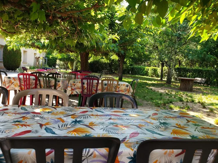 Repas de groupe en terrasse ombragée au Val de l'Hort, cadre verdoyant en Cévennes