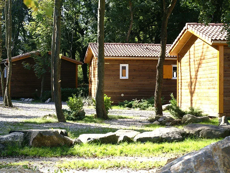 Petits chalets individuels en bois nichés dans la foret