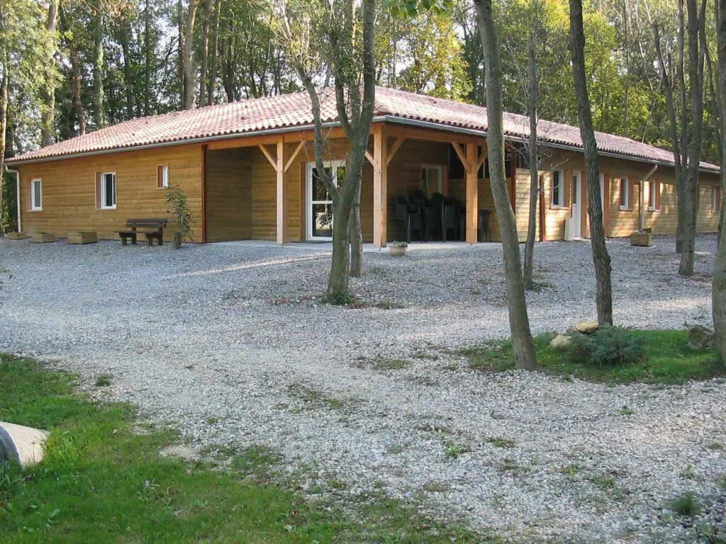 Gîte de groupe Aventure Évasion à Chatuzange-le-Goubet — Façade du grand chalet en bois Gentiane aux portes du Vercors avec terrasse couverte, capacité 36 personnes