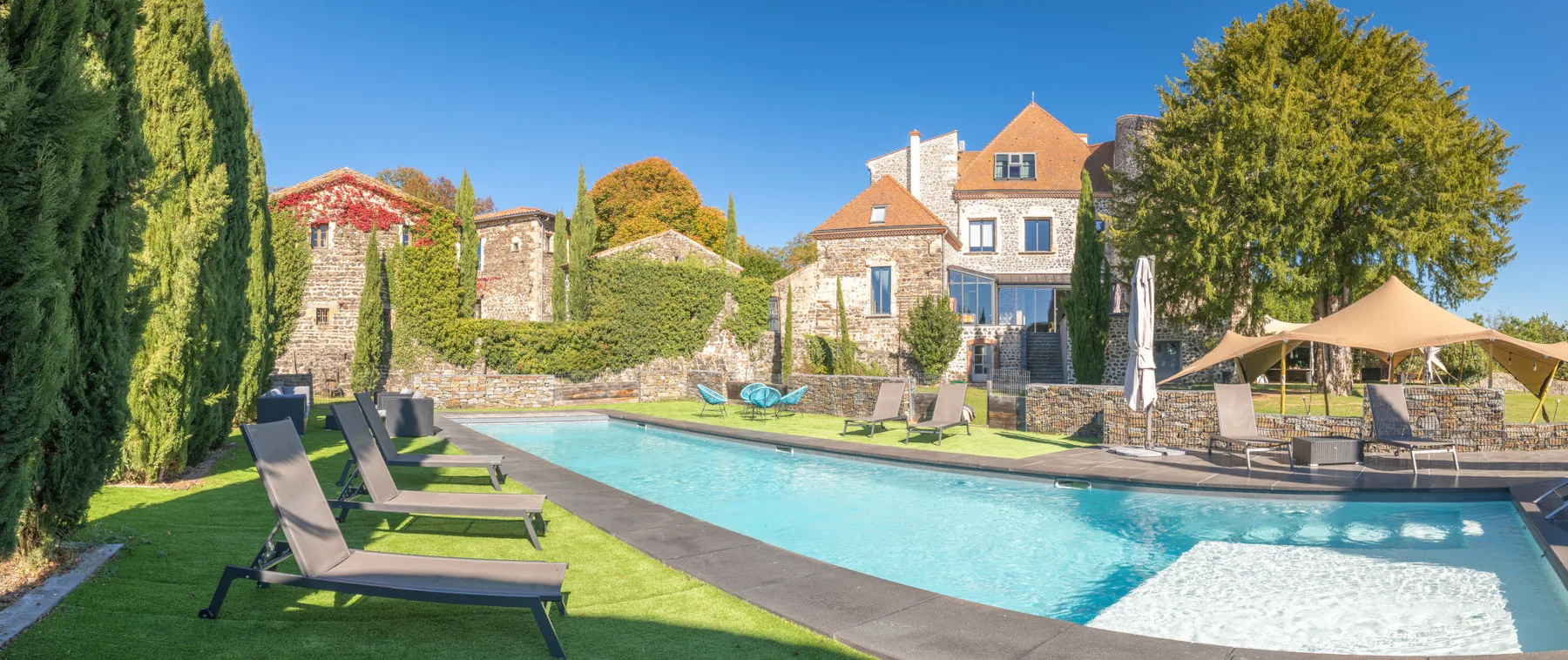 Piscine chauffée privée et terrasse extérieure du Château de Bois Rigaud en Auvergne