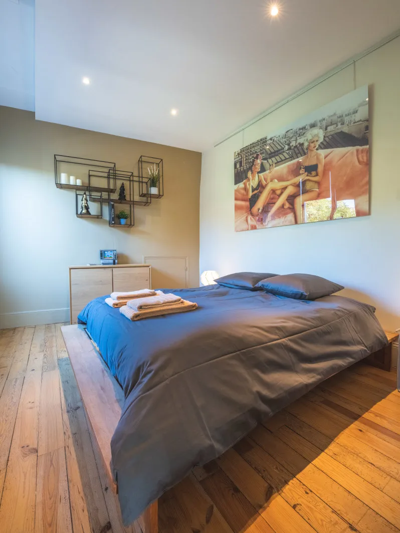Chambre double tout confort du gîte Château de Bois Rigaud, décor moderne et épuré