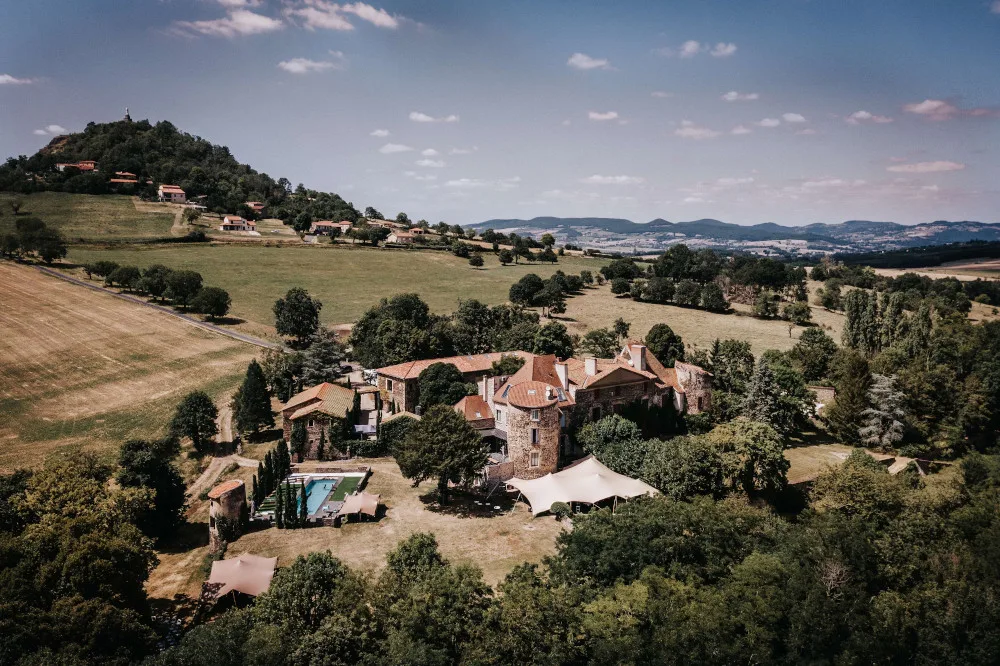 Jardins et vue d'ensemble du domaine de Bois Rigaud niché au pied des volcans d'Auvergne