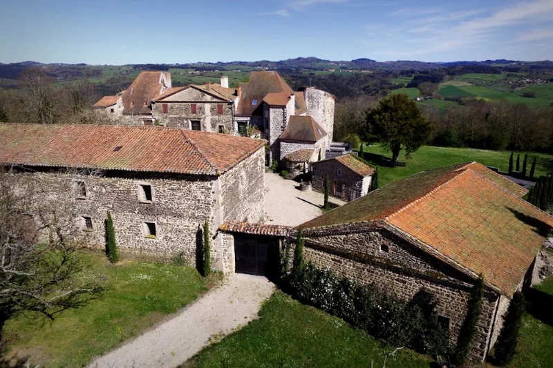 Vue extérieure du Château de Bois Rigaud dans son parc verdoyant au cœur du Puy-de-Dôme