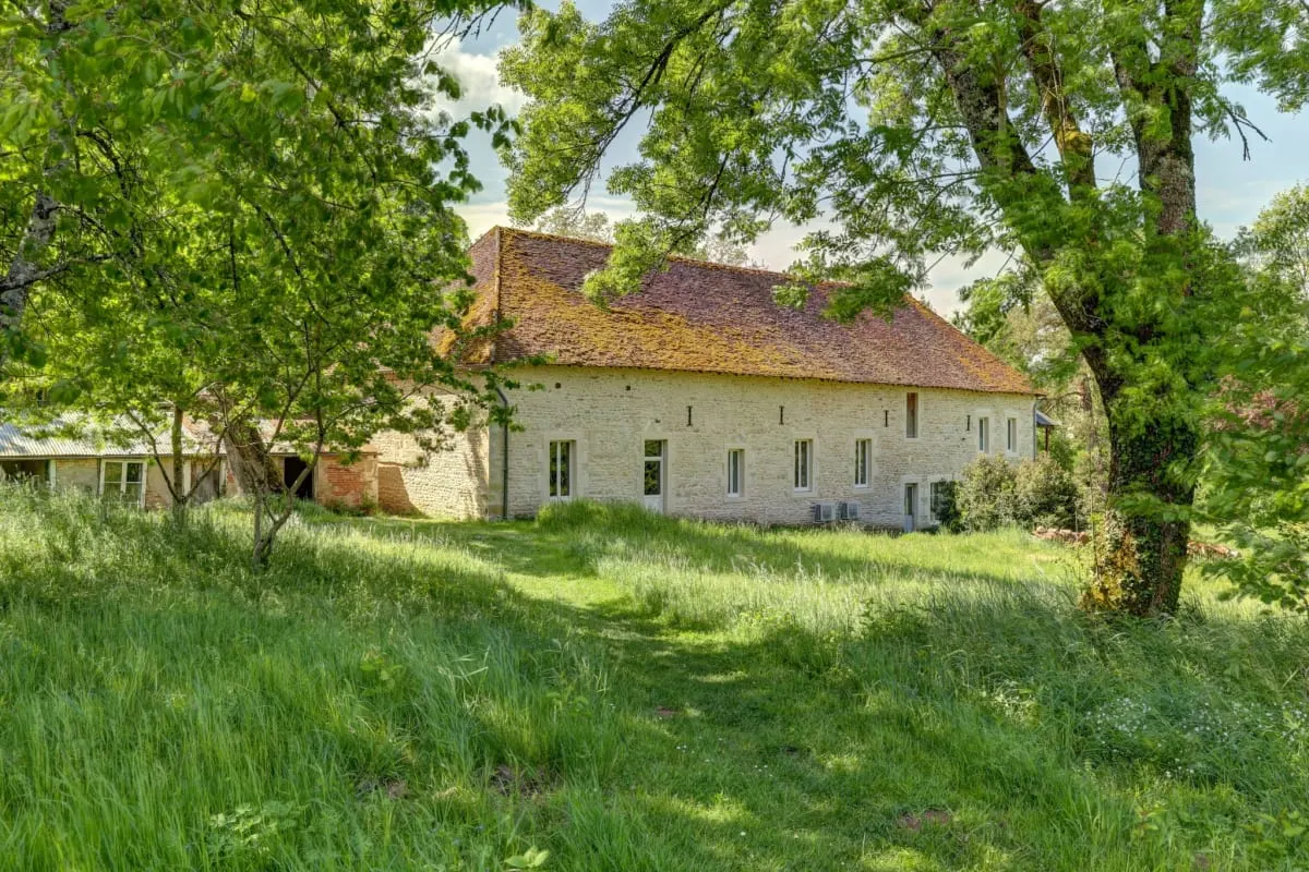 Façade en pierre d'une des maisons de charme du Domaine des Forges de la Vache en Nièvre