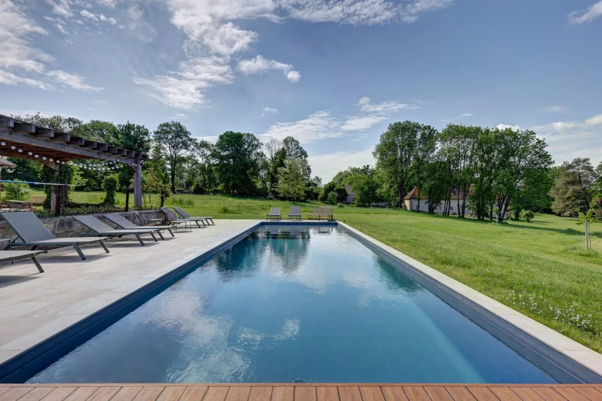 Piscine chauffée du Domaine des Forges de la Vache, ouverte de mai à septembre avec vue sur la campagne